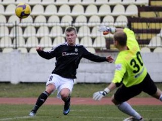 Tomáš Majtán z Artmedie prekonáva brankára Petra Boleka zo Zlatých Moraviec v súboji o loptu v zápase 22. kola futbalovej Corgoň ligy medzi FC Artmedia Petržalka - FC ViOn Zlaté Moravce.