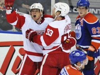 Marián Hossa oslavuje svoj gól proti Edmontonu.