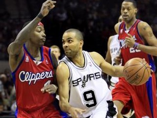 Obranca Los Angeles Clippers Mike Taylor (vľavo) sa drží pri Tonym Pakerovi zo San Antonia.