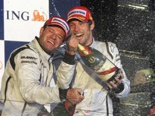 Radosť jazdcov tímu Brawn GP – Rubensa Barrichella (vľavo) a Jensona Buttona. Nový tím obsadil na svojich prvých pretekoch dve najvyššie priečky.