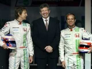 Jenson Button (vľavo) a jeho tímový kolega Rubens Barrichello (vpravo) pózujú spoločne so šéfom Beawn GP Rossom Brawnnom.