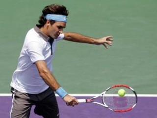 Roger Federer pokračuje v nevyrovnaných výkonoch.