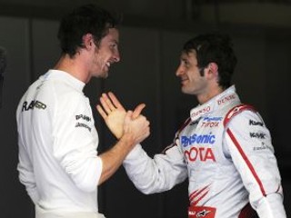 Jenson Button (vľavo) prijíma gratuláciu od konkurenta Jarna Trulliho.