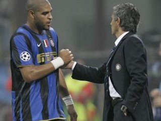 Adriano (vľavo) a jeho tréner z milánskeho Interu Jose Mourinho.