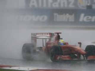 Preteky vo vodnom kúpeli boli mimoriadne nebezpečné. Za monopostami sa vytvárala nepreniknuteľná vodná stena.