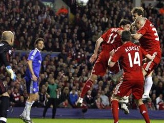 Branislav Ivanovič (v obkolesení domácich hráčov) dáva svoj prvý gól do siete Liverpoolu.