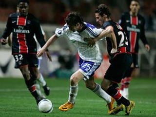 Artem Milevskiy (vľavo) z Dynama Kyjev v súboji o loptu s Jeremym Clementom z Paríž  St. Germain.