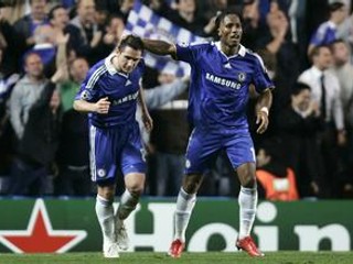 Frank Lampard (vľavo) a Didier Drogba sa tešia z gólu.