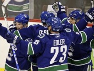 Hokejisti Vancouveru sa ujali v sérii so St. Louis vedenia 1:0.