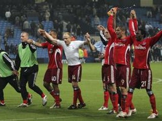 Hráči Hamburgu sa tešia z postupu do semifinále futbalového Pohára UEFA.