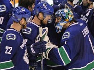 Zľava: Daniel Sedin, Henrik Sedin, Roberto Luongo.