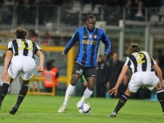 Balotelli (uprostred) z Interu Miláno sa nsaží prejsť cez Nicolu Legrottaglieho (vľavo) a Zdenka Grygeru.
