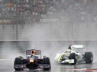 Mladík Sebastian Vettel z tímu Red Bull (vľavo) znova potvrdil, že v daždi vie jazdiť ako nikto iný a preteky formuly 1 v Šanghaji vyhral spôsobom štart – cieľ. Nestačil mu ani vedúci jazdec majstrovstiev sveta Jenson Button z Brawn GP.