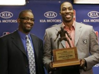 Dwight Howard získal prestížne ocenenie pre najlepšieho obrancu v NBA.