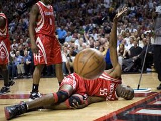 Zranený hráč tímu Houston Rockets Dikembe Mutombo.