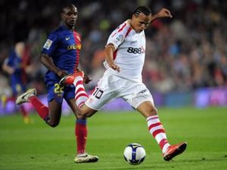 Luis Fabiano (vpravo) z FC Sevilla a Eric Abidal z Barcelony.
