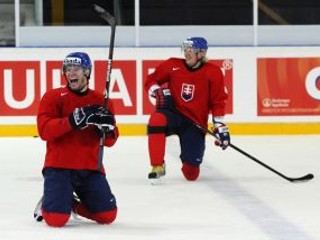 Ľuboš Bartečko (vľavo) a Marcel Hossa počas tréningu slovenskej hokejovej reprezentácie