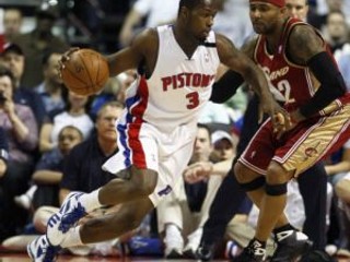 Rodney Stuckey (vľavo) z Detroitu Pistons preniká cez Mo Williamsa z Clevelandu Cavaliers.