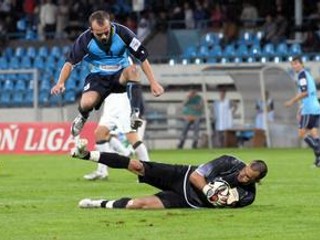 Brankár klubu Spartak Trnava Ivica Kralj (vpravo) proti Artmedii nenastúpi.