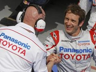Jarno Trulli (vpravo) sa teší zo zisku pole position na Veľkej cene Bahrajnu.