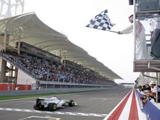 Jenson Button z tímu Brawn GP v cieli Veľkej ceny Bahrajnu. Za ním skončili Sebastian Vettel na red bulle a Jarno Trulli na toyote.