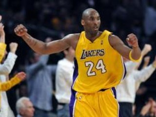 Kobe Bryant sa teší z postupu Los Angeles Lakers do druhého kola play off.