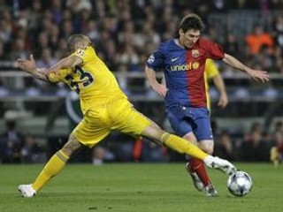 Lionel Messi z FC Barcelona (vpravo) v súboji o loptu s Alexom z londýnskej Chelsea.