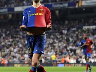 Španiel Gerard Pique z FC Barcelona sa raduje po šiestom góle do siete Realu Madrid.