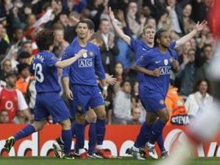 Hráči Manchester United sa tešia z gólu Cristiana Ronalda. Obhajca trofeje postúpil do finále Ligy majstrov.