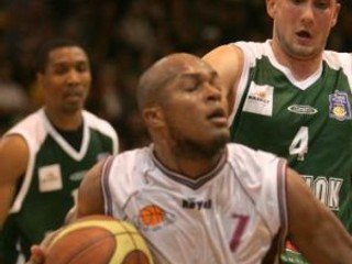 Na snímke basketbalista Richard Urland (vpravo) z Pezinka sleduje aktívneho Eugena Lawrenca z Nitry.