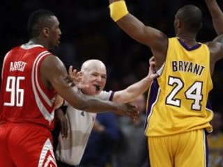 Rozhodca Joe Crawford oddeľuje od seba Kobe Bryanta z Los Angeles Lakers a Rona Artesta (Houston Rockets).