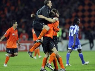 Hráči Šachtaru Doneck oslavujú víťazstvo nad Dynamom Kyjev.