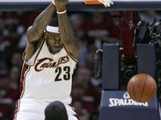 Hviezda Clevelandu LeBron James.