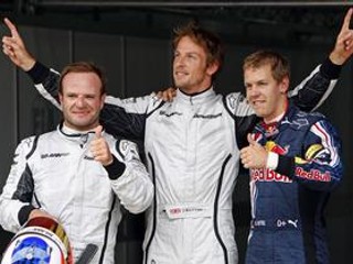 Víťaz kvalifikácie Jenson Button (uprostred), druhý Sebastian Vettel (vpravo) a tretí Rubens Barrichello.
