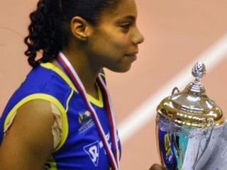 Volejbalistka Solange Paula Pereirová Soaresová sa narodila 1. júla 1980 v brazílskom Belo Horizonte. Hrala na poste smečiarky, teraz je univerzálka. Začínala v Olympic Club Belo Horizonte, Minas Club Belo Horizonte, hrala aj v Macae Club Rio de Janeiro.