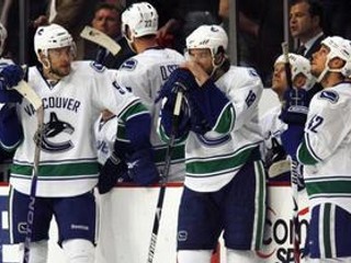 Hráči kanadského Vancouveru po rozhodujúcom siedmom góle, ktorý inkasovali 4 minúty pred koncom. Vyrovnať sa im už nepodarilo.
