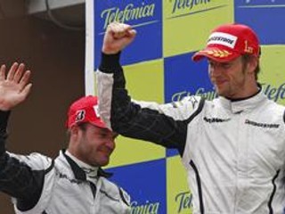 Jenson Button (vpravo) sa tešil z víťazstva na VC Španielska, ale jeho tímový kolega a druhý v cieli Rubens Barrichello sa netváril veľmi nadšene.