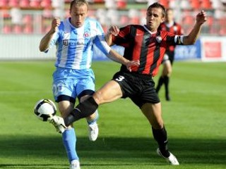Na snímke vpravo Peter Doležaj (Trnava) a vľavo Pavol Masaryk (Slovan) v súboji o loptu v dohrávke 30. kola Corgoň ligy medzi FC Spartak Trnava - ŠK Slovan Bratislava