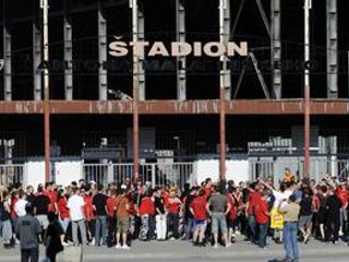 Trnavskí fanúšikovia v nedeľu povzbudzovali Spartak za bránami štadióna.