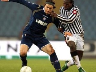 Hráč Dinama Záhreb Tomislav Sokota (vľavo) bránený Christianom Obodom z Udinese, ktorý v 79. minúte stretnutia vsietil víťazný a zároveň postupový gól svojho tímu.