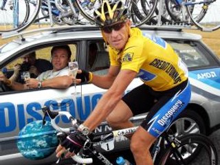 Armstrong si zatiaľ na triumf na Tour de France 2009 netrúfa