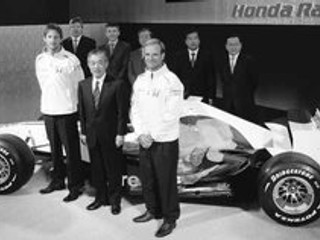 V sezóne 2008 sa v tíme F1 Honda ešte usmievali, v popredí sú jazdci Jenson Button (vľavo) s Rubensom Barrichellom, medzi nimi šéf firmy Takeo Fukui. Teraz už bude F1 bez Hondy.