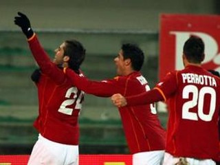 Zľava Jeremy Menez, Cicinho a Simone Perrotta z AS Rím oslavujú víťazstvo vo Verone.