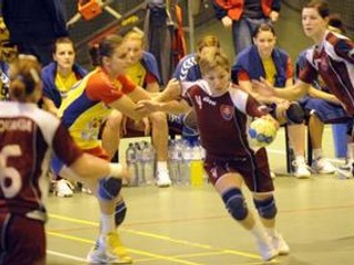 Slovenská reprezentantka Lýdia Jakubišová (s loptou) útočí v zápase Slovakia Cupu proti Rumunsku.