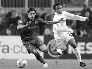 Martin Cáceres z Barcelony (vľavo) a Willian z Donecka.