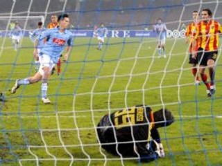 Slovenský futbalista Marek Hamšík (vľavo) v službách SSC Neapol prekonáva brankára Lecce Francesca Benussiho z koputového kopu.