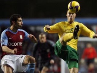 Obranca Aston Villy Carlos Cuellar (vľavo) v súboji so žilinským útočníkom Petrom Štyvárom.