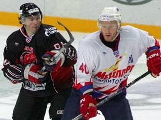 Jaromír Jágr (vľavo) z Avangardu Omsk v prvom zápase na domácom ľade proti Metallurgu Magnitogorsk.