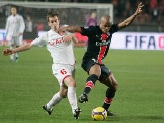 Futbalista Paríž Saint Germain Fabrice Pancrate (vpravo) v súboji s hráčom Twente Enschede Woutom Bramom počas zápasu Pohára UEFA. Domáci vyhrali 4:0 a postúpili zo skupiny.