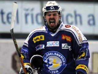 Hráčom českého extraligového tímu z Plzne, kde hrá slovenský útočník Peter Fabuš (na snímke), meškajú výplaty. Klub stratil hlavného sponzora.